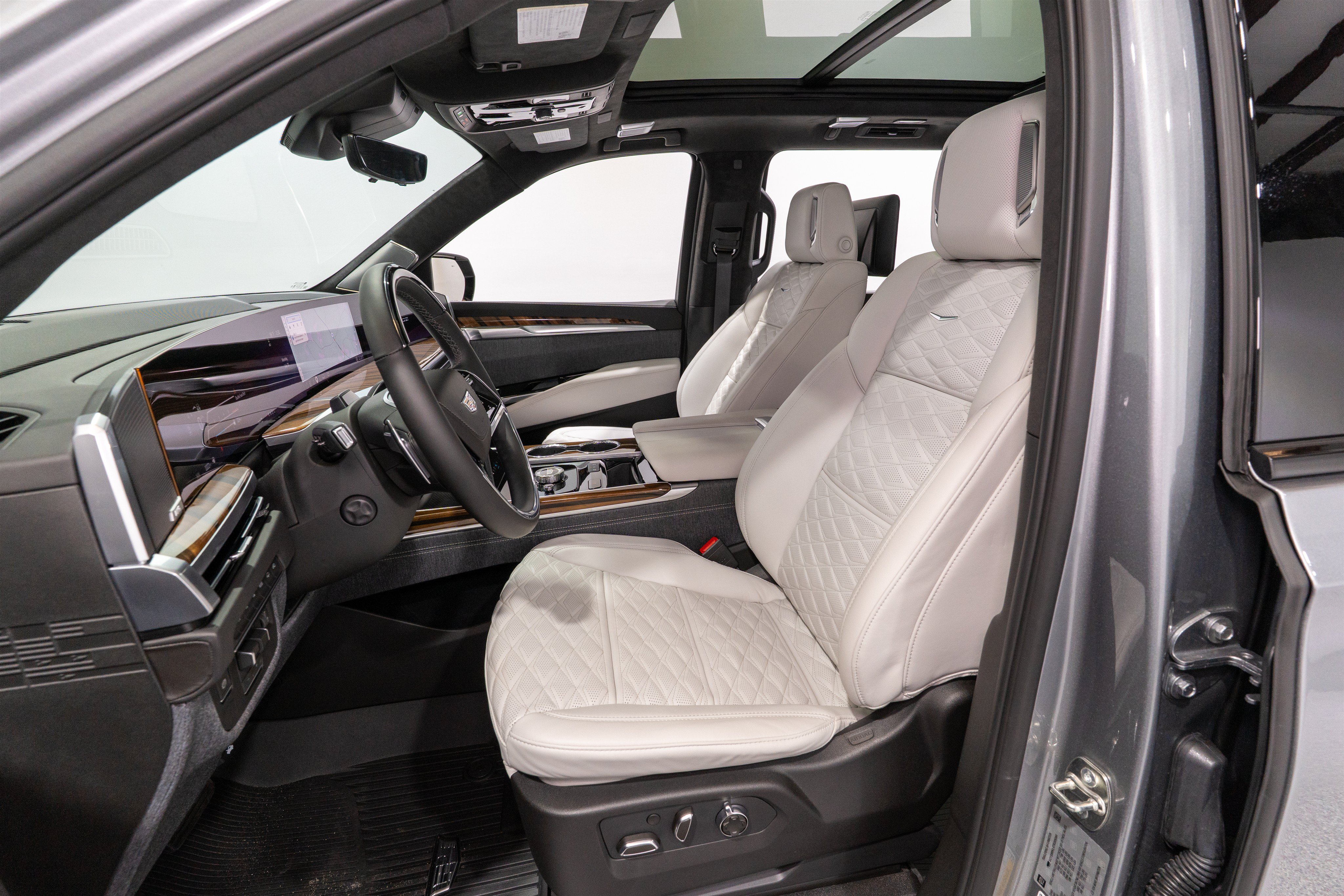 Used 2026 Cadillac Escalade ESV Platinum Sport w/ LPO, ONYX Package AWD/4WD image 17