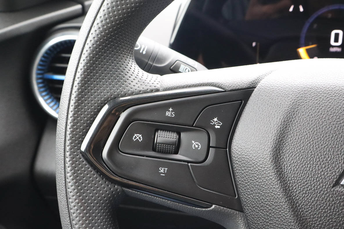 Used 2025 Chevrolet Trax LT FWD image 25