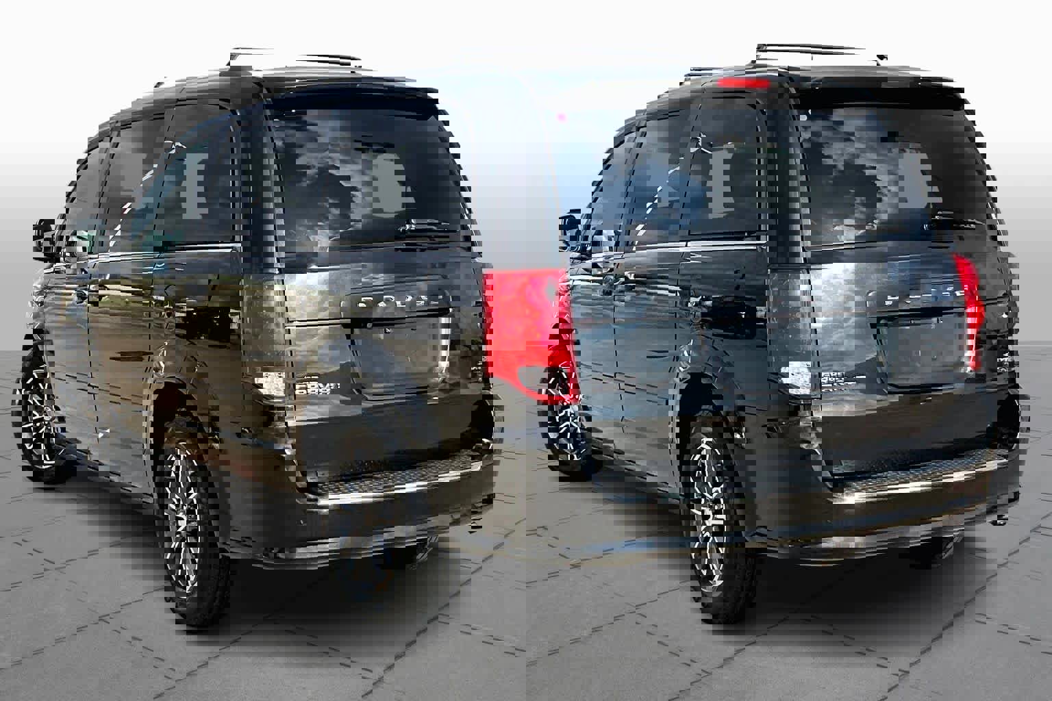 Used 2017 Dodge Grand Caravan SXT image 11