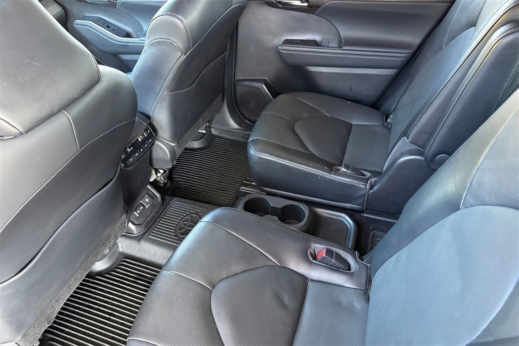 Used 2022 Toyota Highlander Platinum image 5