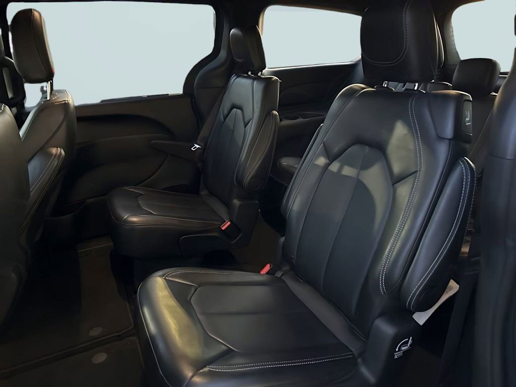 Used 2025 Chrysler Pacifica Select image 10