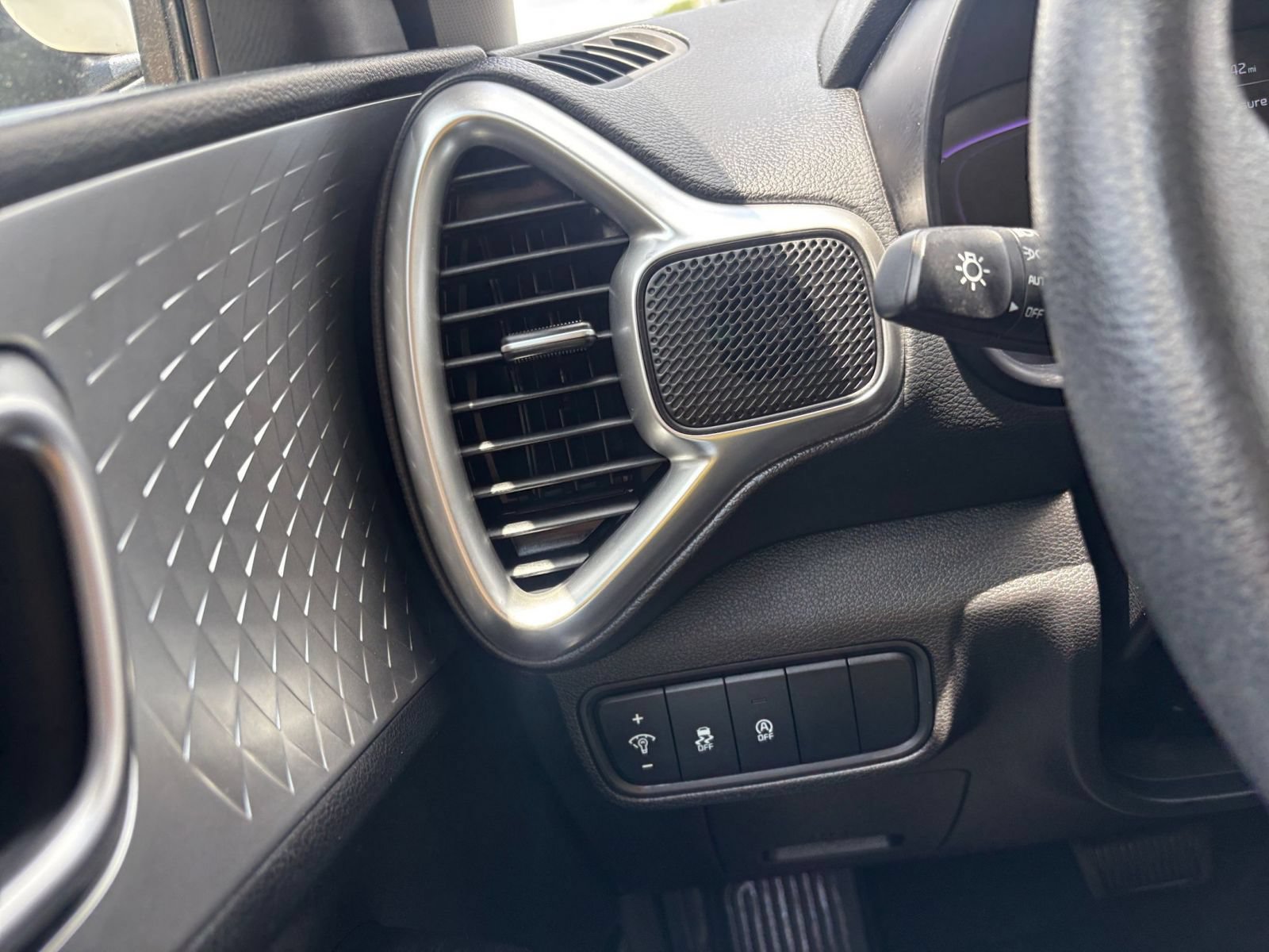 Used 2025 Kia Soul LX w/ LX Technology Package FWD image 32