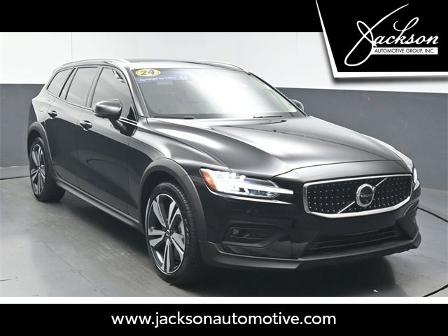 Used 2024 Volvo V60 B5 Cross Country Plus image 1