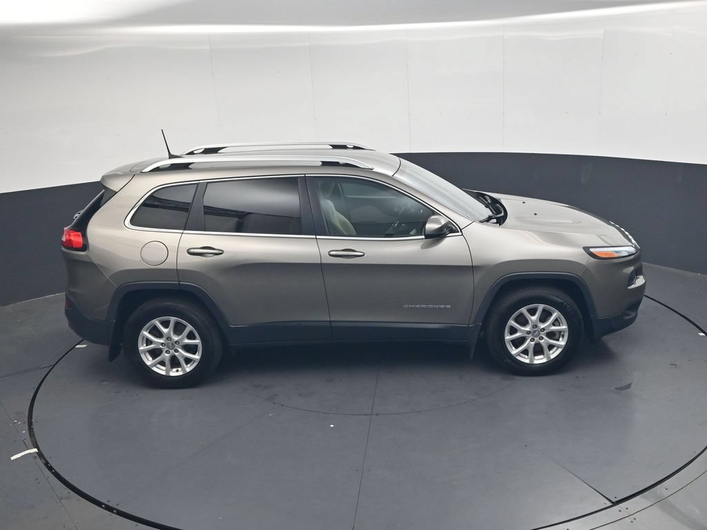 Used 2018 Jeep Cherokee Latitude w/ Cold Weather Group AWD/4WD image 38