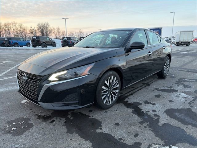 Used 2024 Nissan Altima 2.5 SV image 2