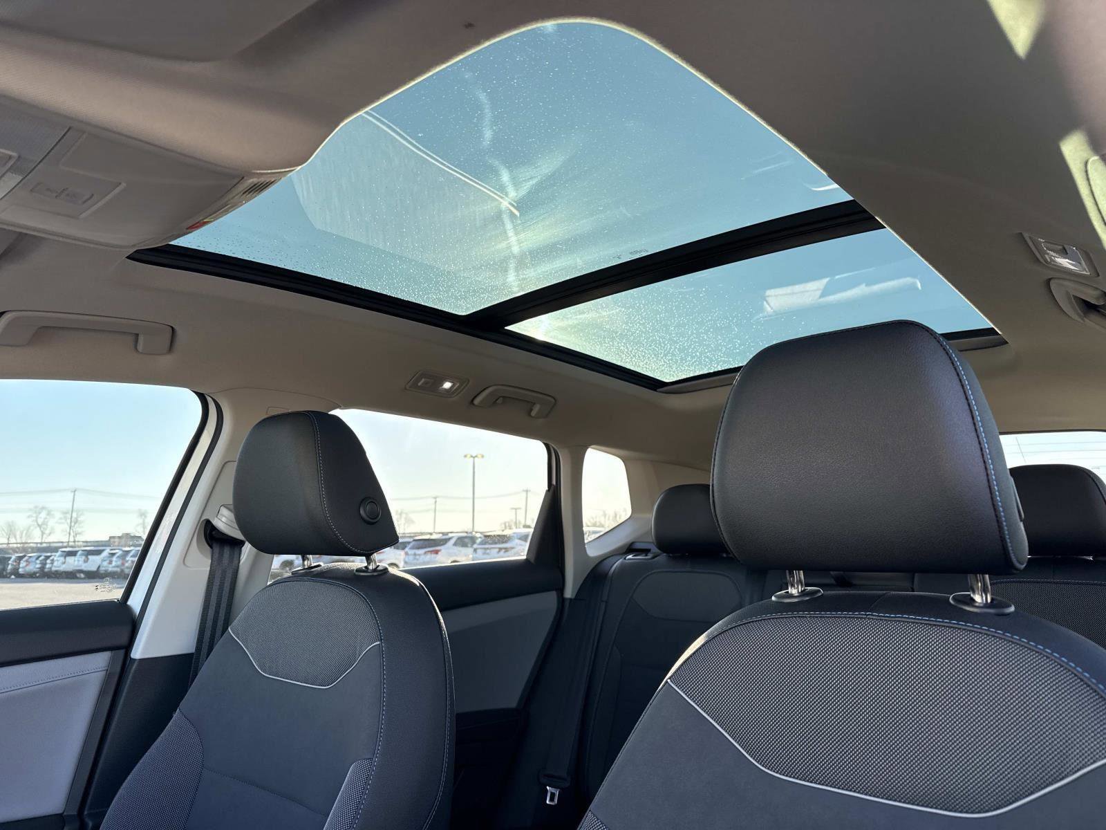 Used 2024 Volkswagen Taos SE image 3