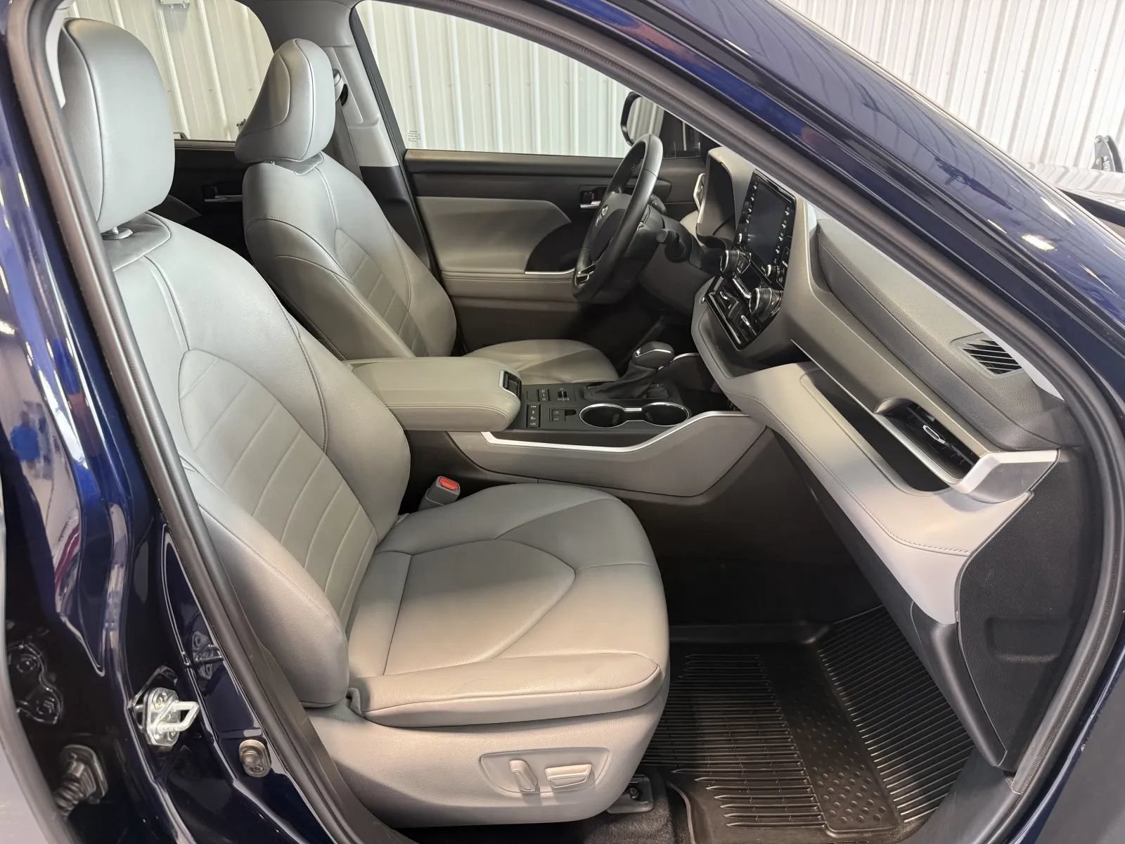 Used 2021 Toyota Highlander XLE AWD/4WD image 28