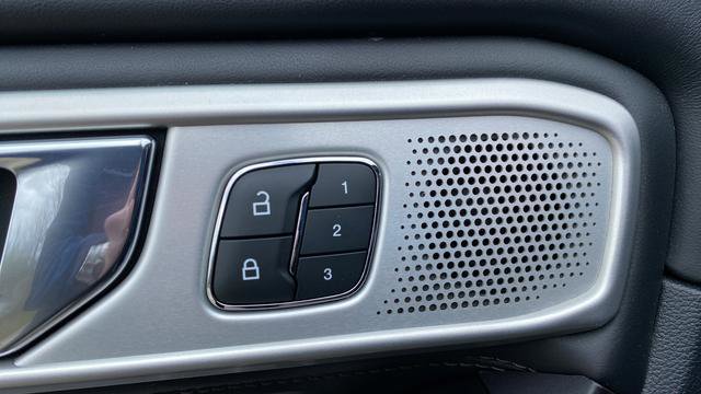 Used 2020 Ford Explorer Platinum w/ Premium Technology Package AWD/4WD image 29