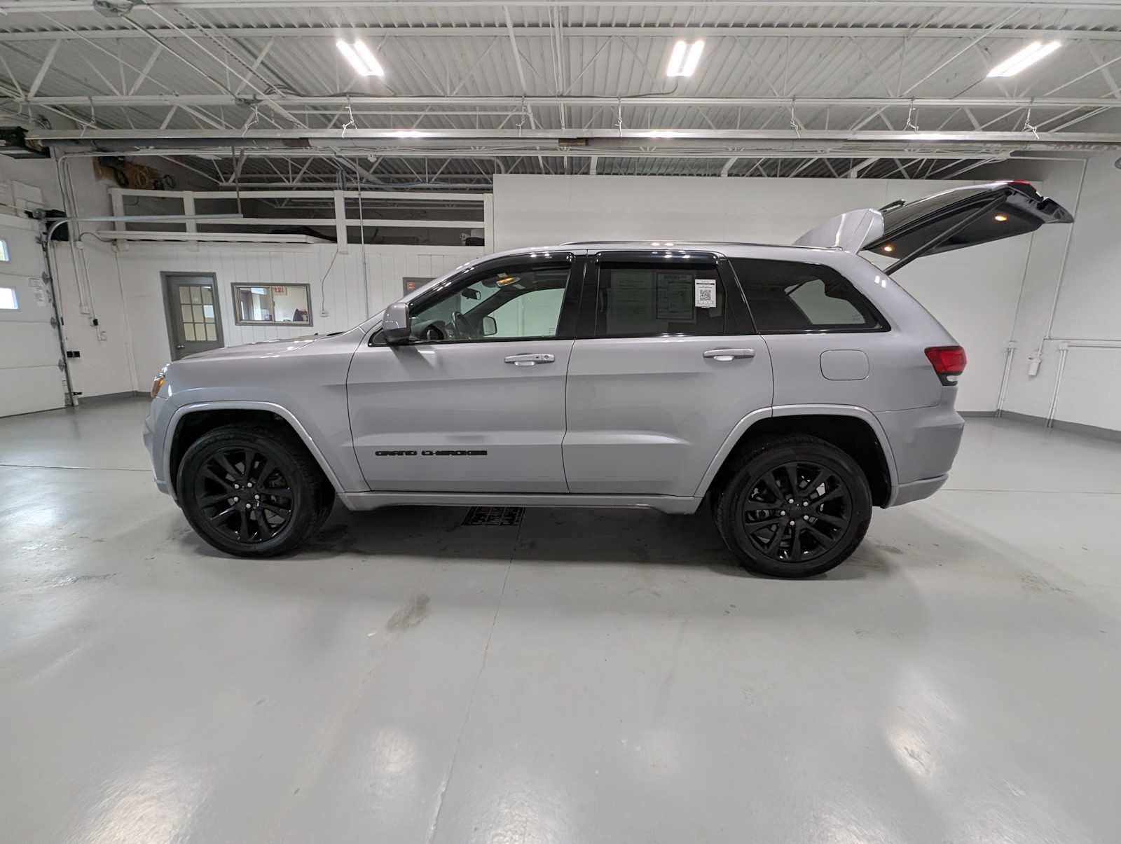 Used 2021 Jeep Grand Cherokee Laredo X AWD/4WD image 12