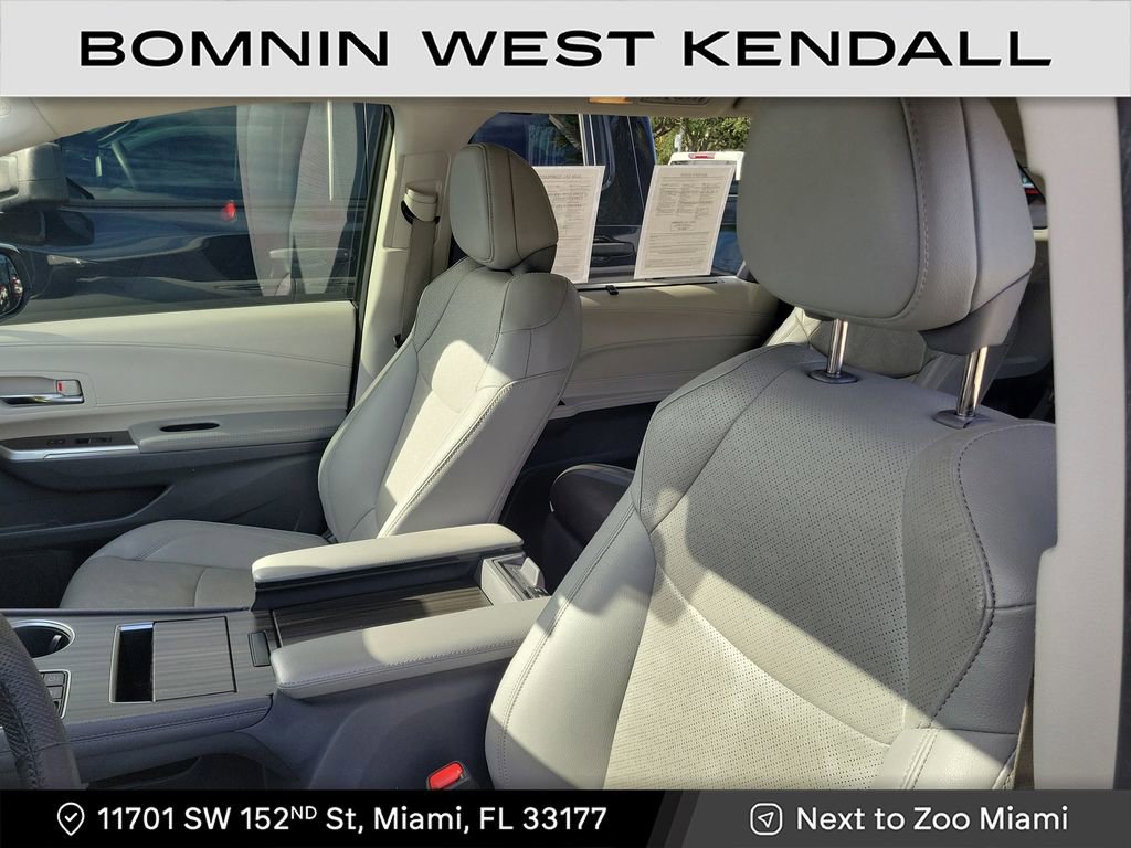 Used 2024 Toyota Sienna Limited image 9