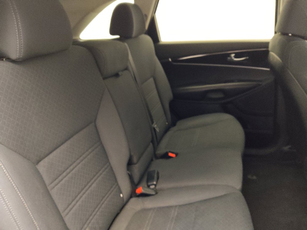 Used 2017 Kia Sorento L image 19