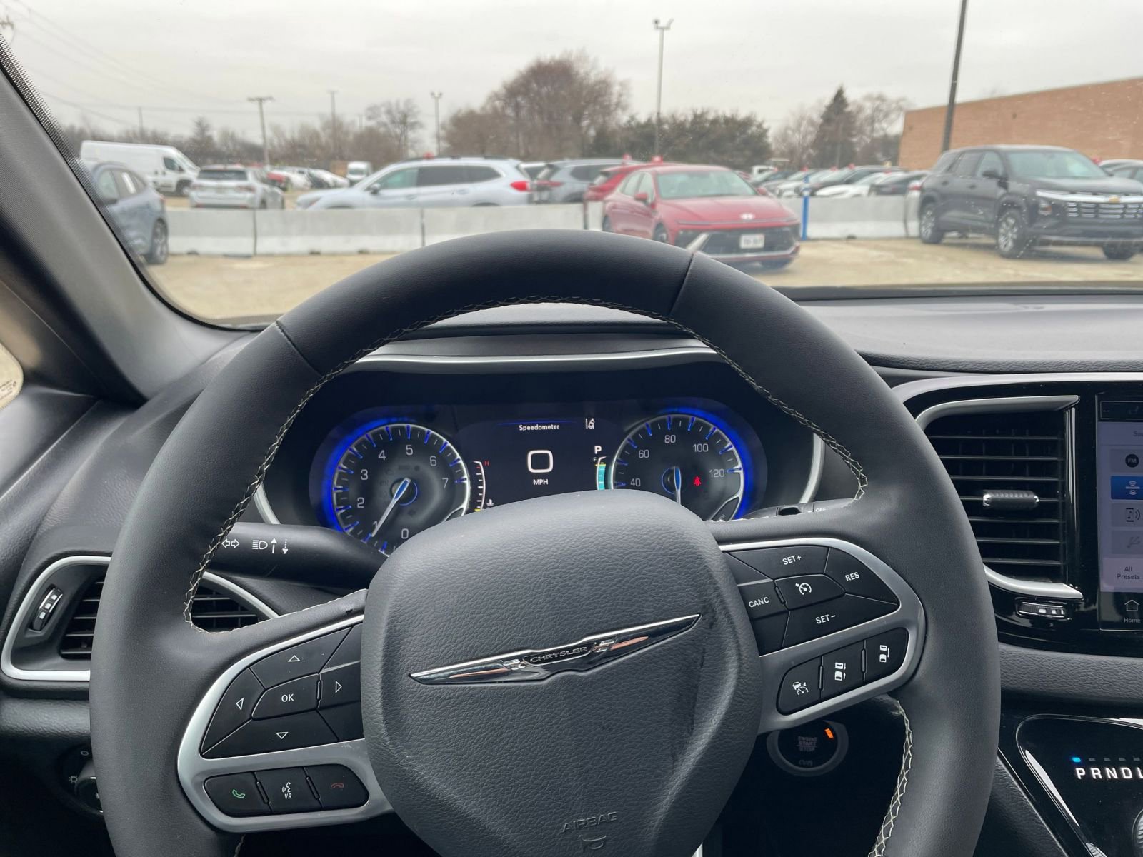 Used 2025 Chrysler Pacifica Select image 37