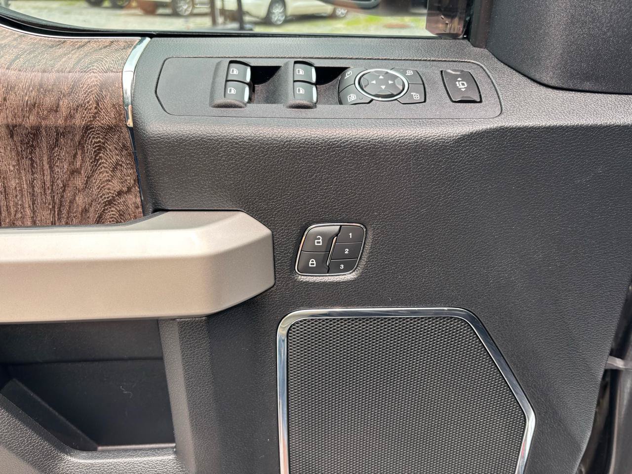 Used 2019 Ford F350 Lariat w/ Lariat Ultimate Package AWD/4WD image 27