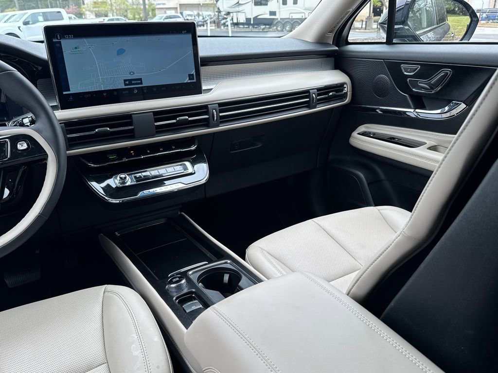 Used 2025 Lincoln Corsair FWD w/ Equipment Group 101A image 30