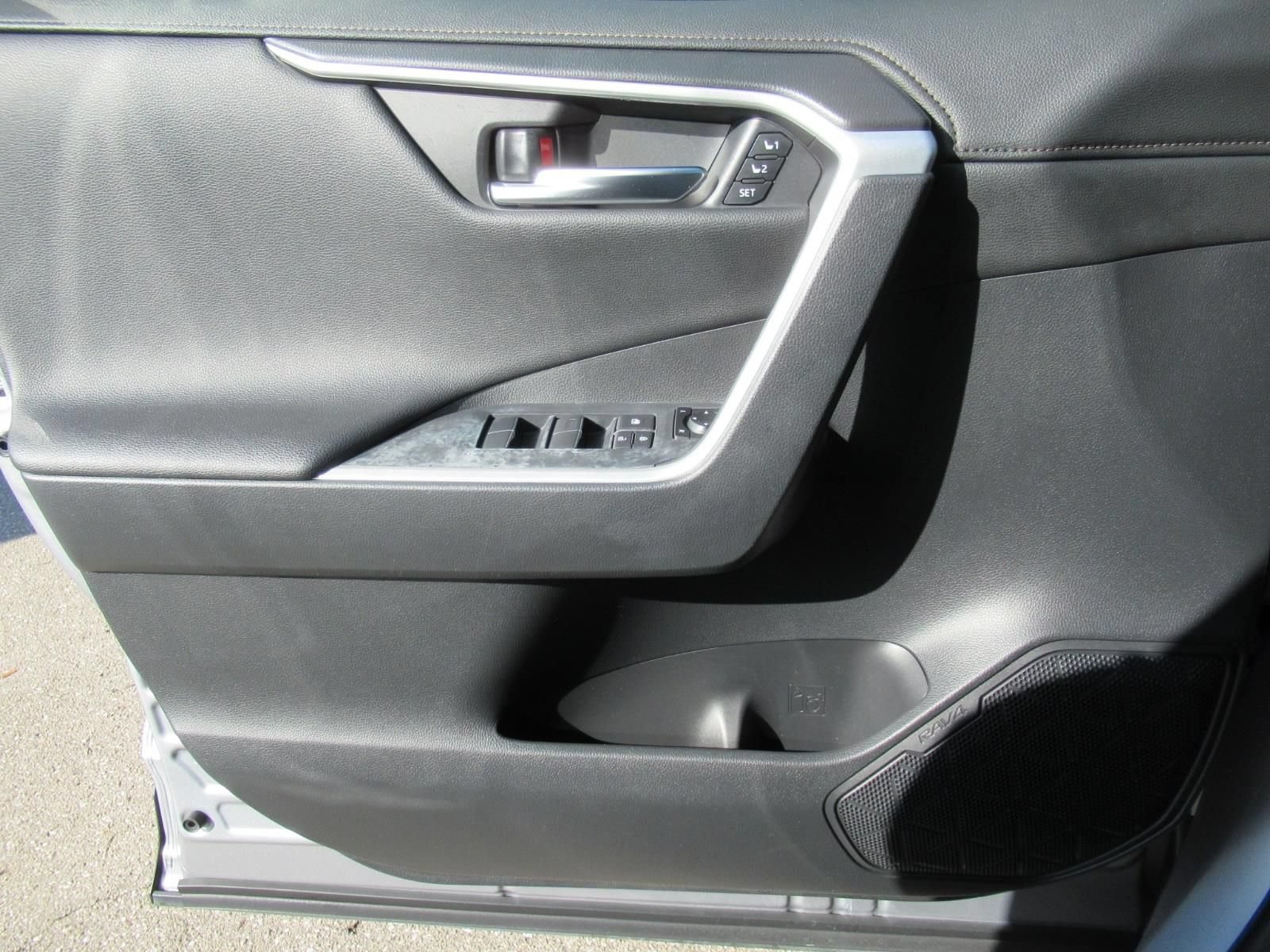 Used 2019 Toyota RAV4 Limited AWD/4WD image 21