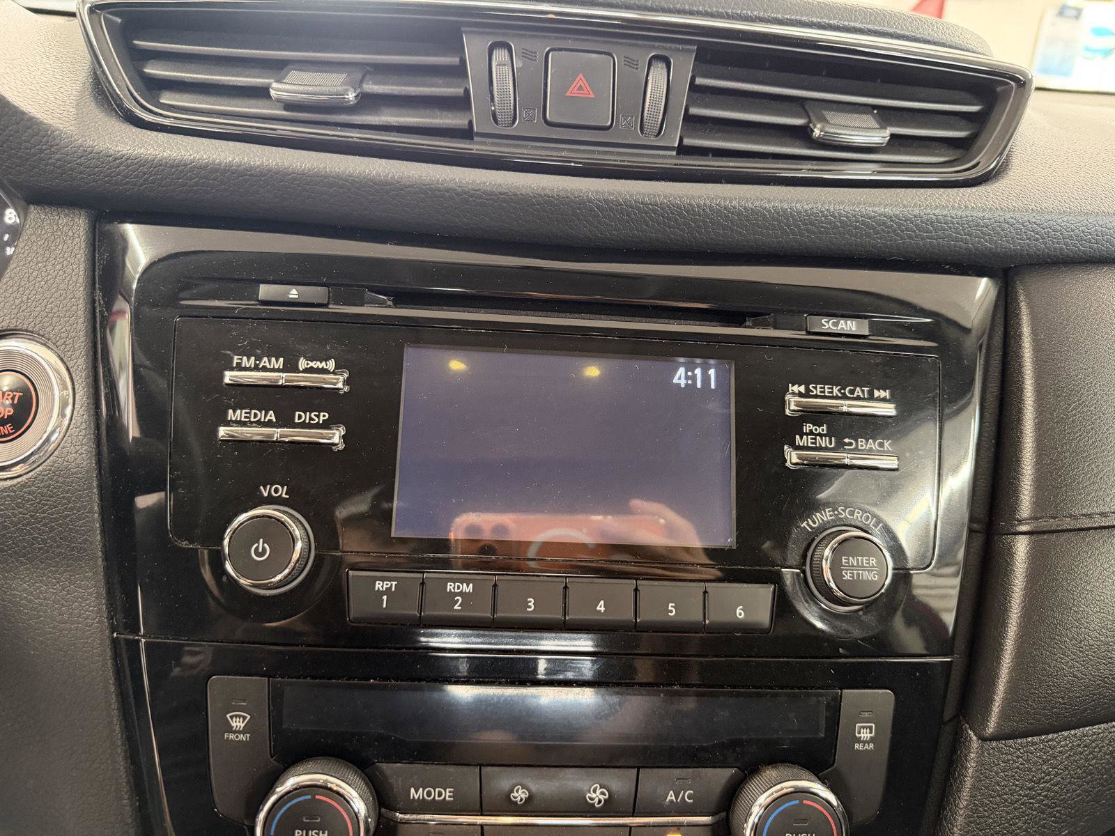 Used 2017 Nissan Rogue SV image 16