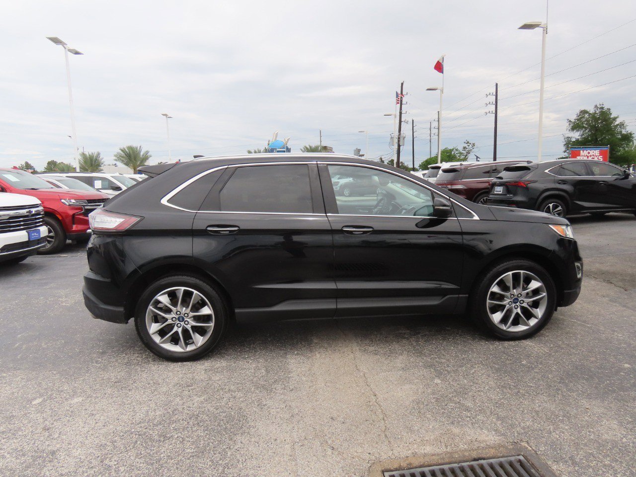 Used 2017 Ford Edge Titanium w/ Technology Package FWD image 10