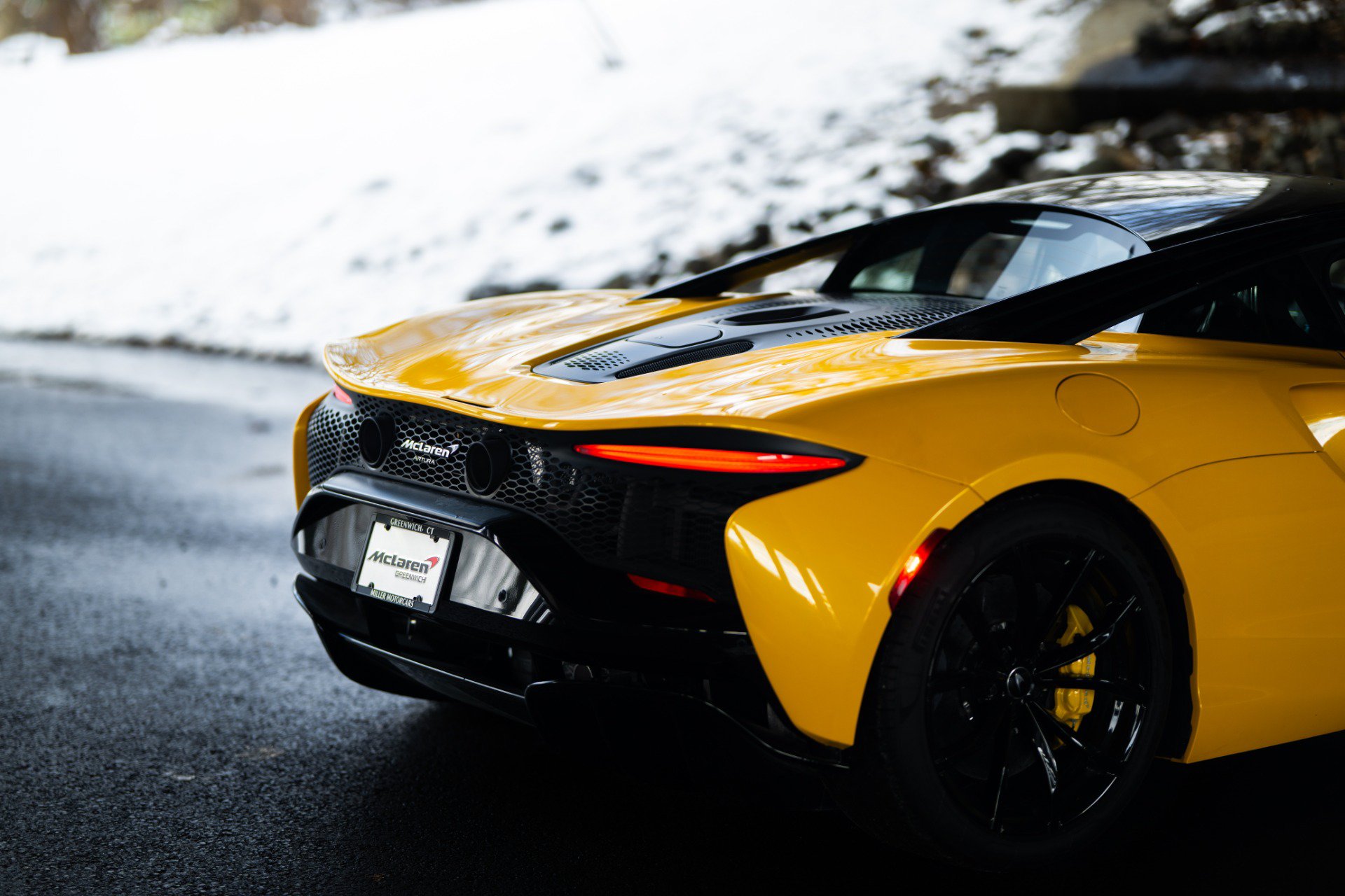 Used 2024 McLaren Artura RWD image 43
