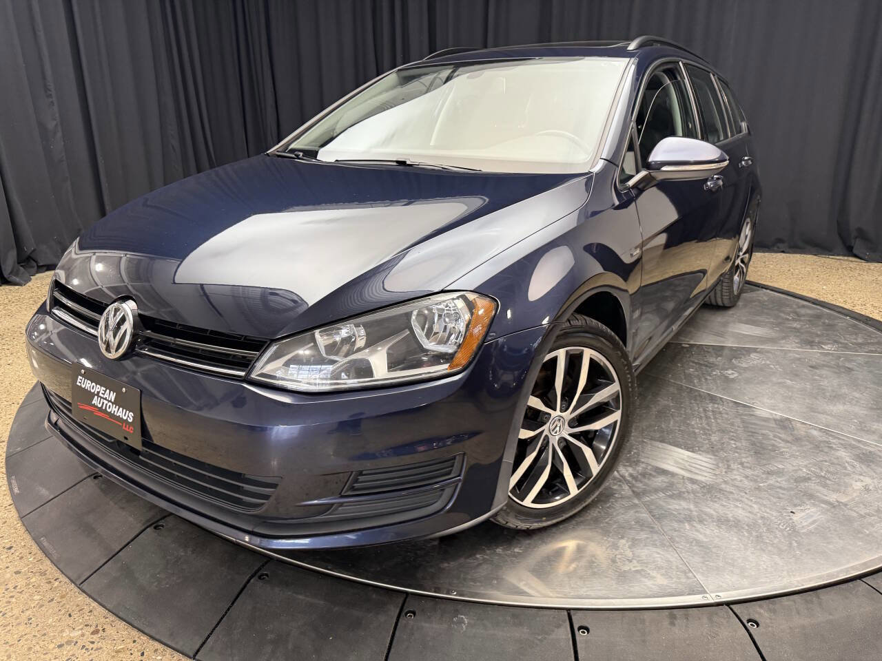 Used 2016 Volkswagen Golf Limited Edition FWD image 3