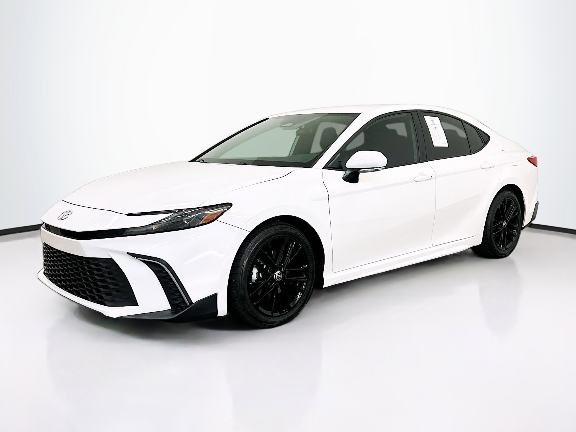 Used 2025 Toyota Camry SE FWD image 3