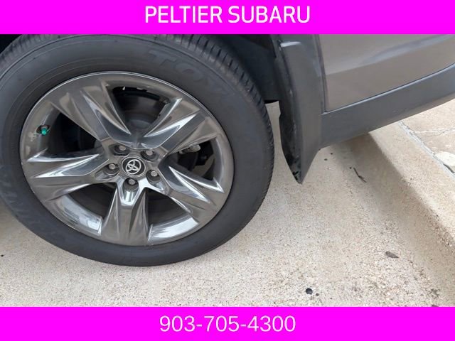 Used 2017 Toyota Highlander Limited Platinum FWD image 4