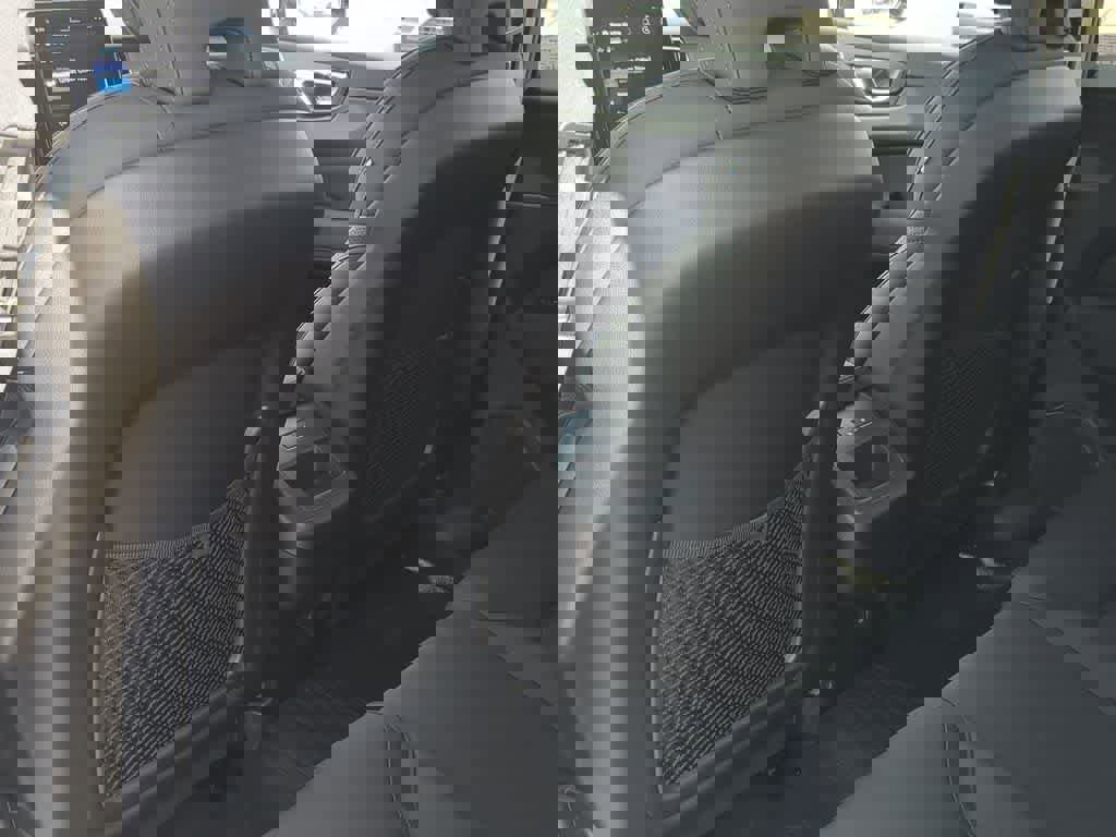 Certified 2026 Volvo XC60 B5 Plus w/ Protection Package Premier image 17