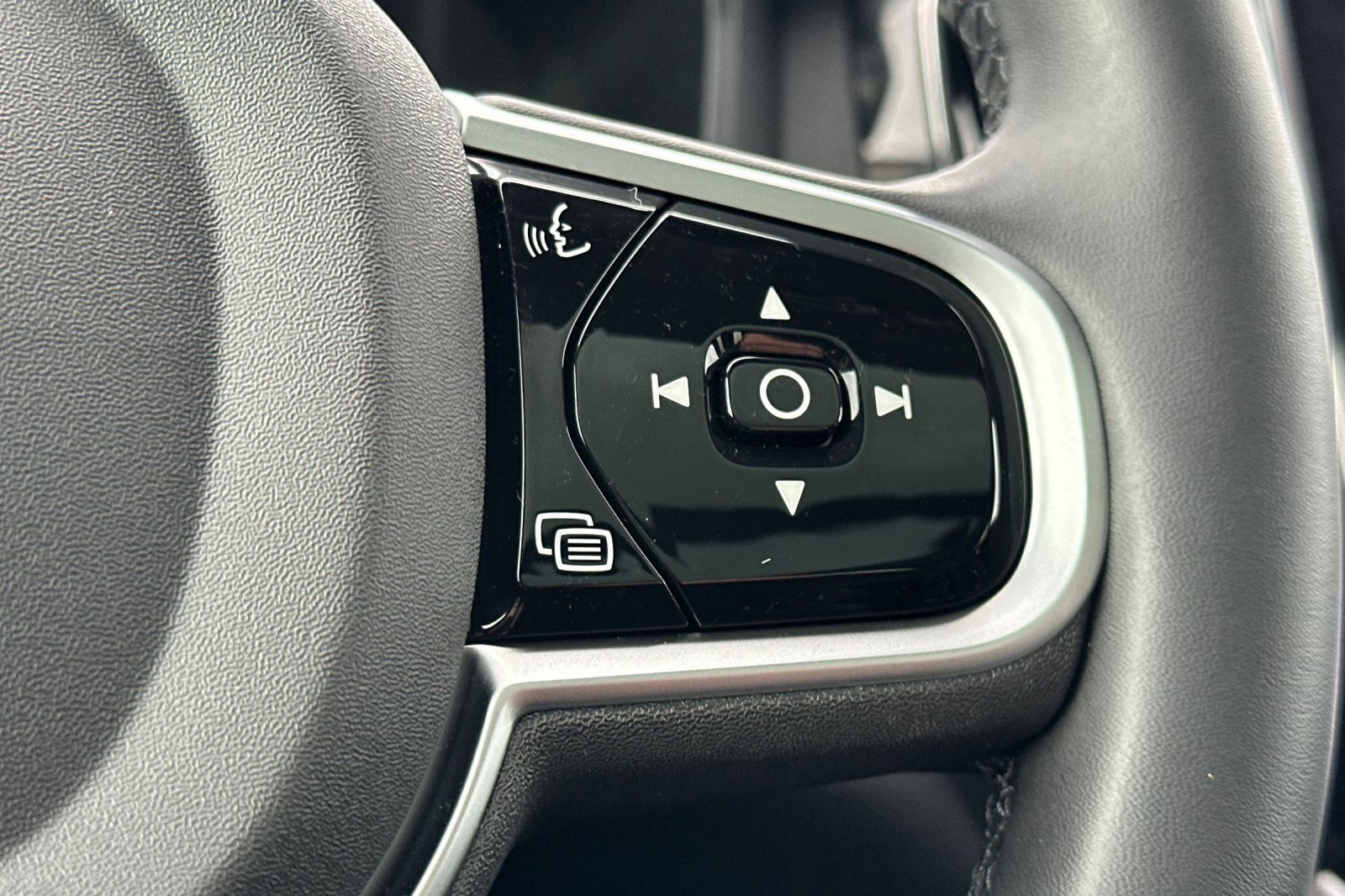 Used 2025 Volvo V60 B5 Cross Country Plus image 27