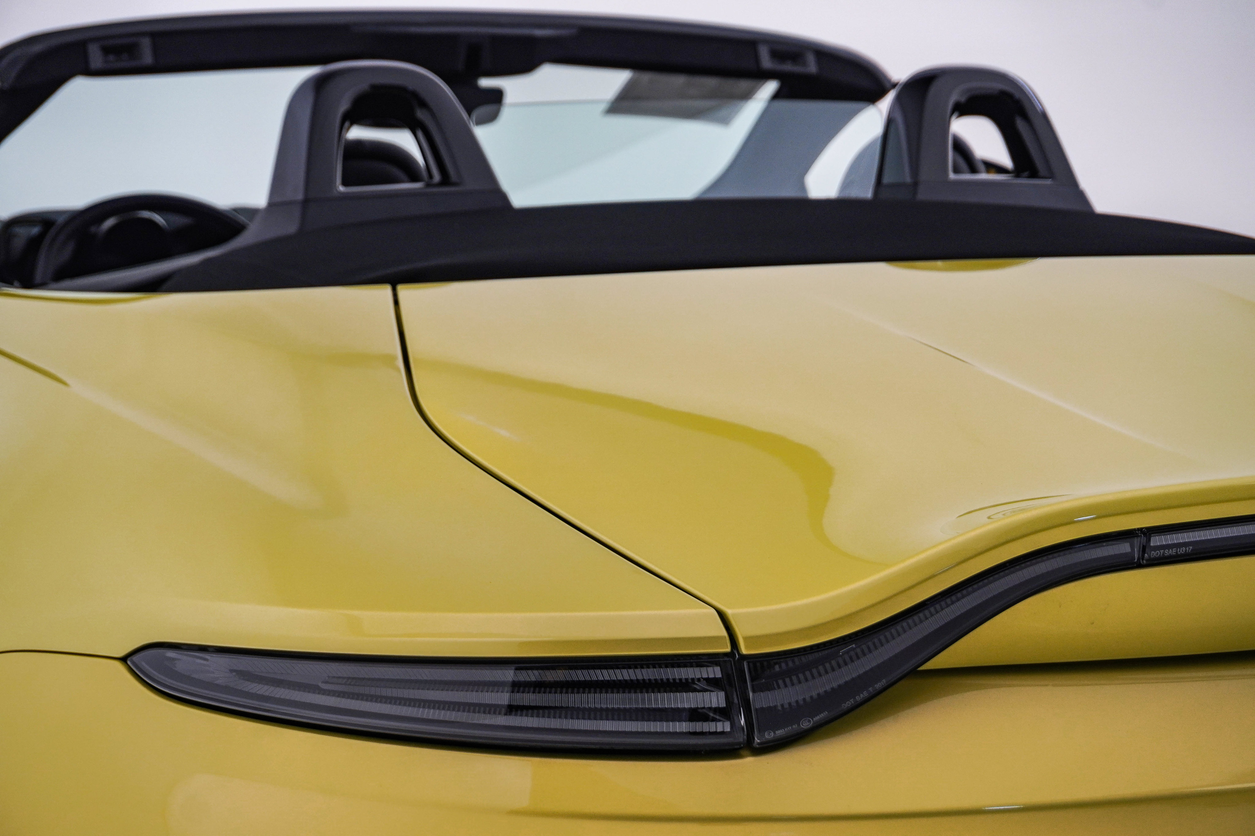 Used 2023 Aston Martin V8 Vantage Roadster RWD image 15