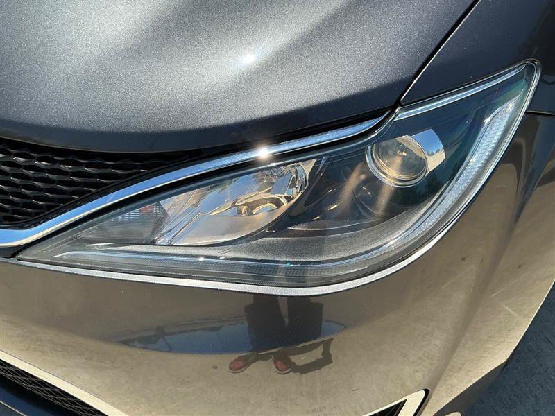 Used 2018 Chrysler Pacifica Touring-L FWD image 18