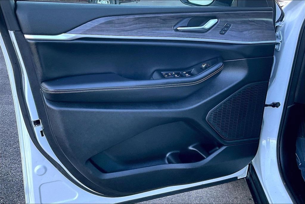 Used 2024 Jeep Grand Cherokee L Limited w/ Luxury Tech Group II image 23