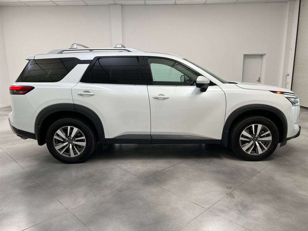Used 2025 Nissan Pathfinder SL AWD/4WD image 10