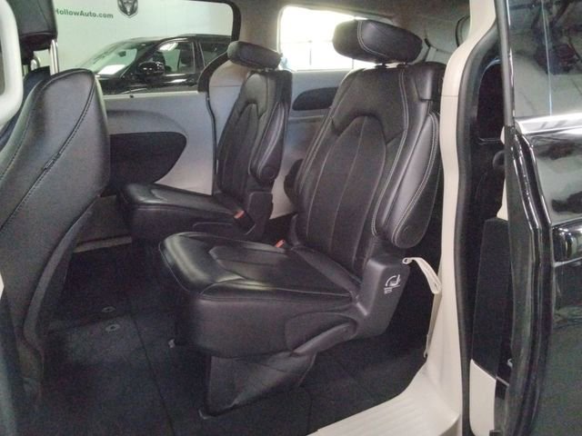 Used 2024 Chrysler Pacifica Touring-L image 10