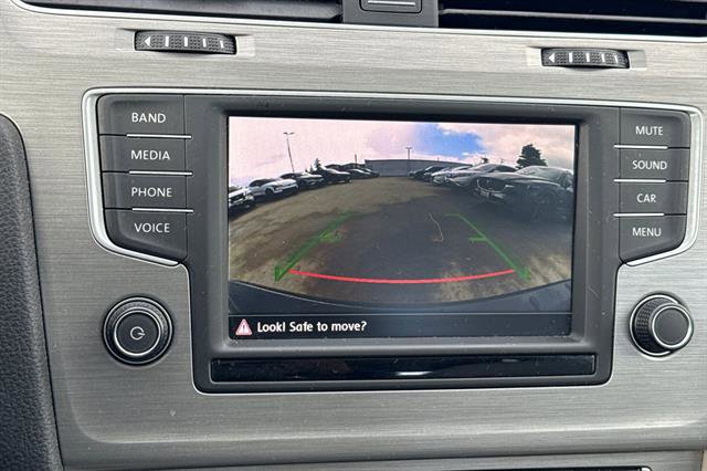 Used 2016 Volkswagen Golf S image 21