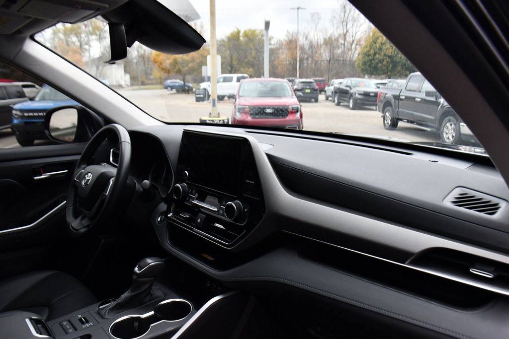 Used 2023 Toyota Highlander XLE image 15