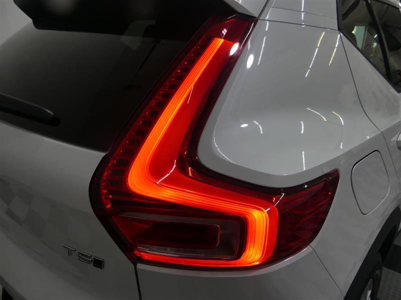 Used 2021 Volvo XC40 T5 Momentum w/ Climate Package image 16