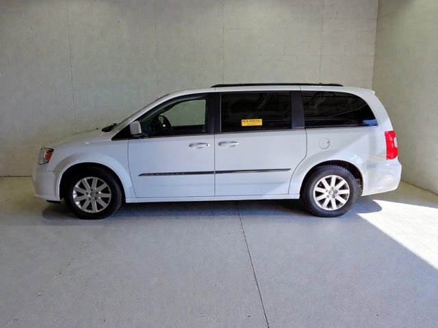 Used 2015 Chrysler Town & Country Touring w/ Driver Convenience Group image 18