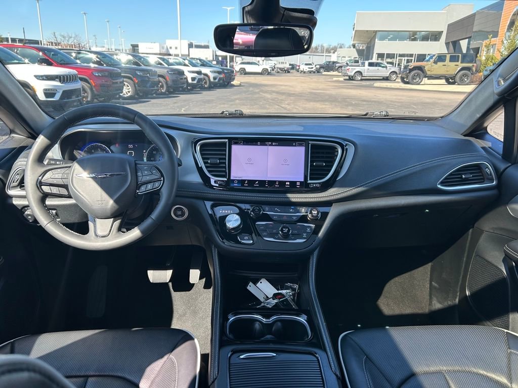 Certified 2025 Chrysler Pacifica Limited image 9