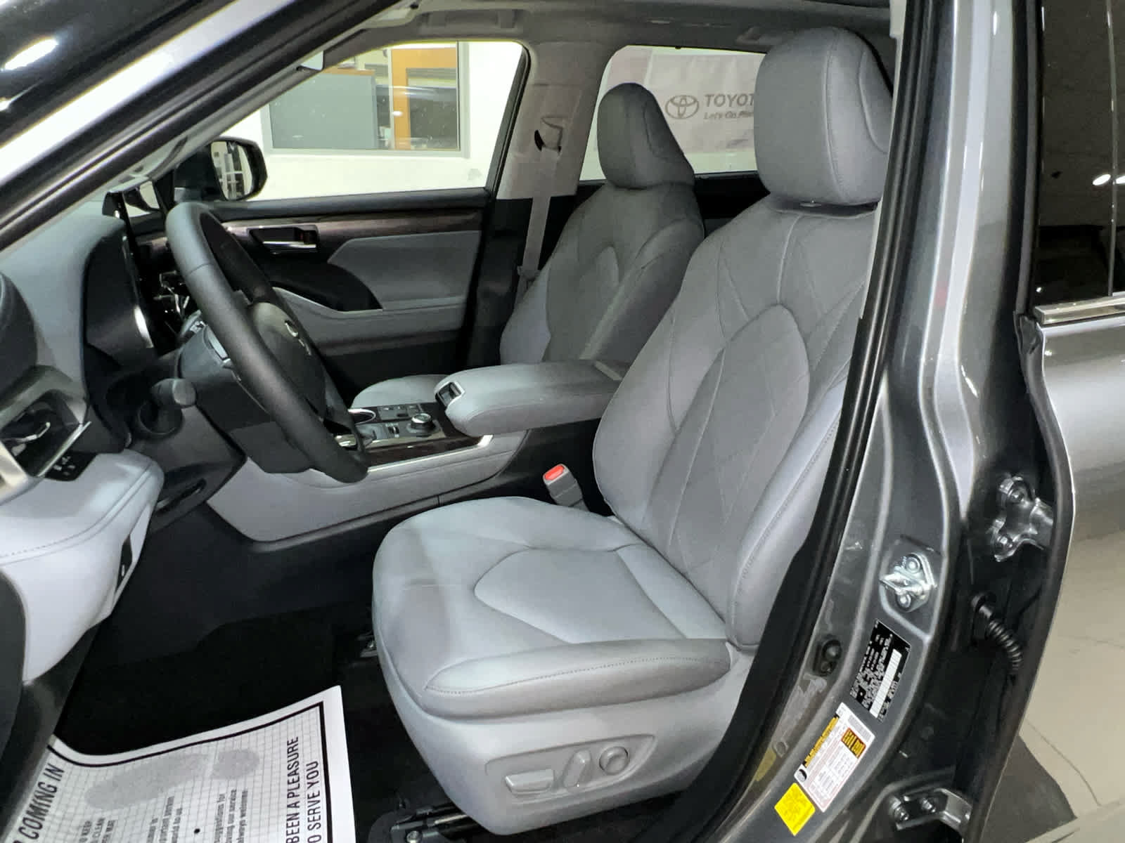 New 2026 Toyota Highlander Platinum AWD/4WD image 16