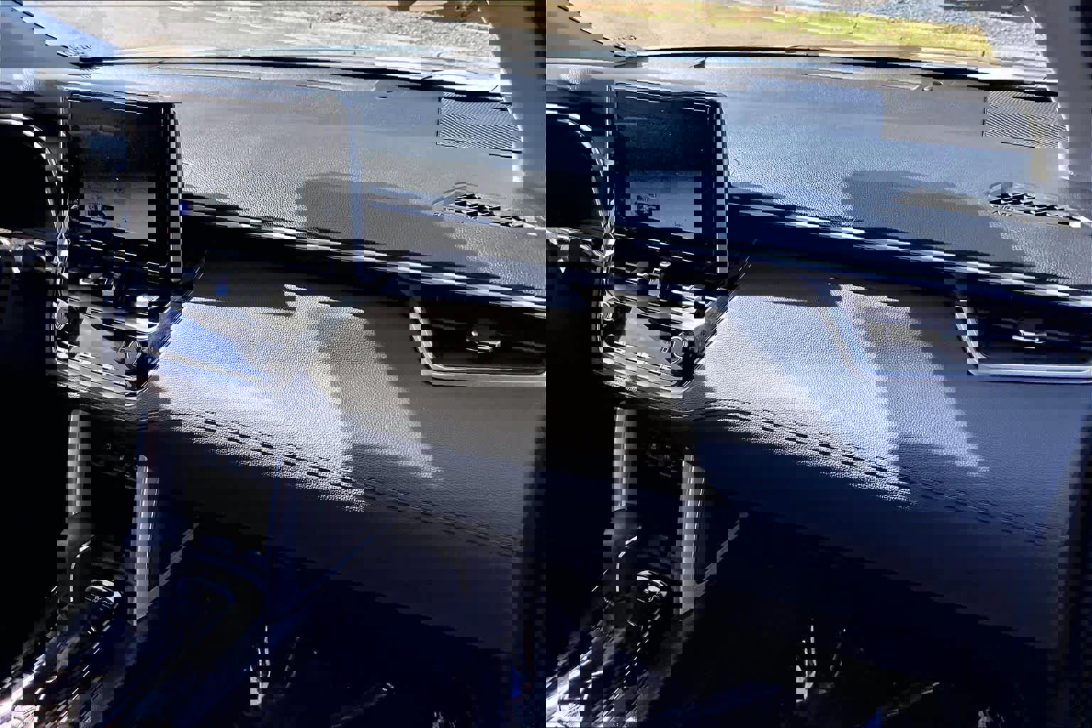 Used 2025 Toyota Corolla Cross XLE w/ Convenience Package image 19