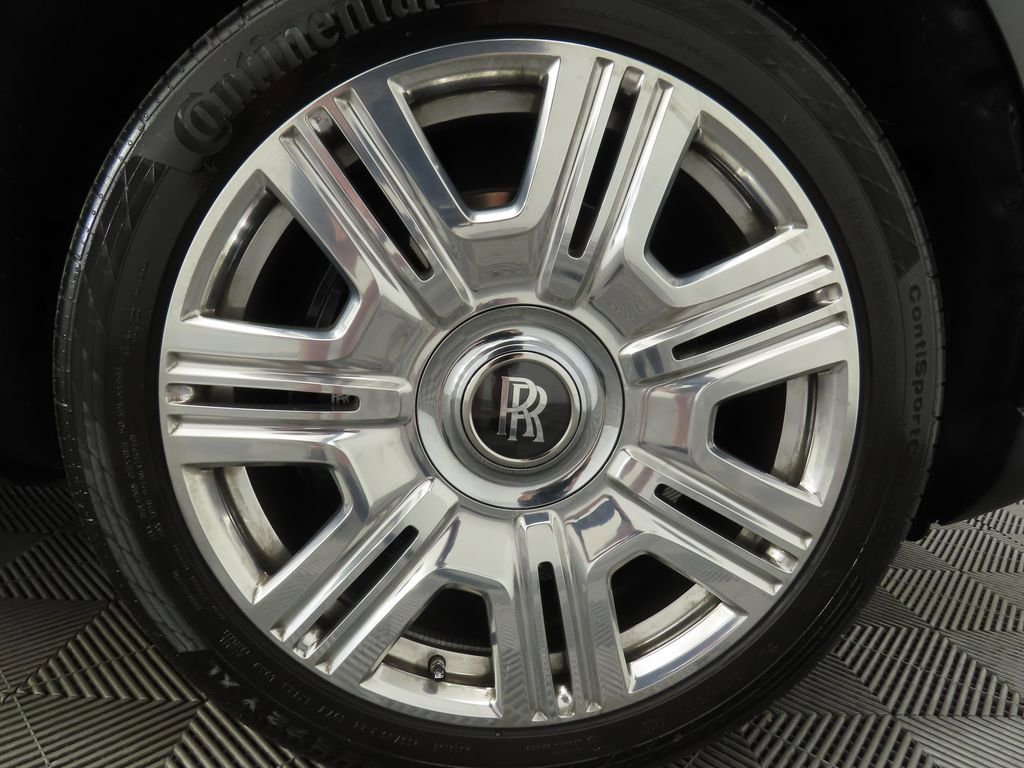 Certified 2023 Rolls-Royce Cullinan w/ Cullinan Package image 33