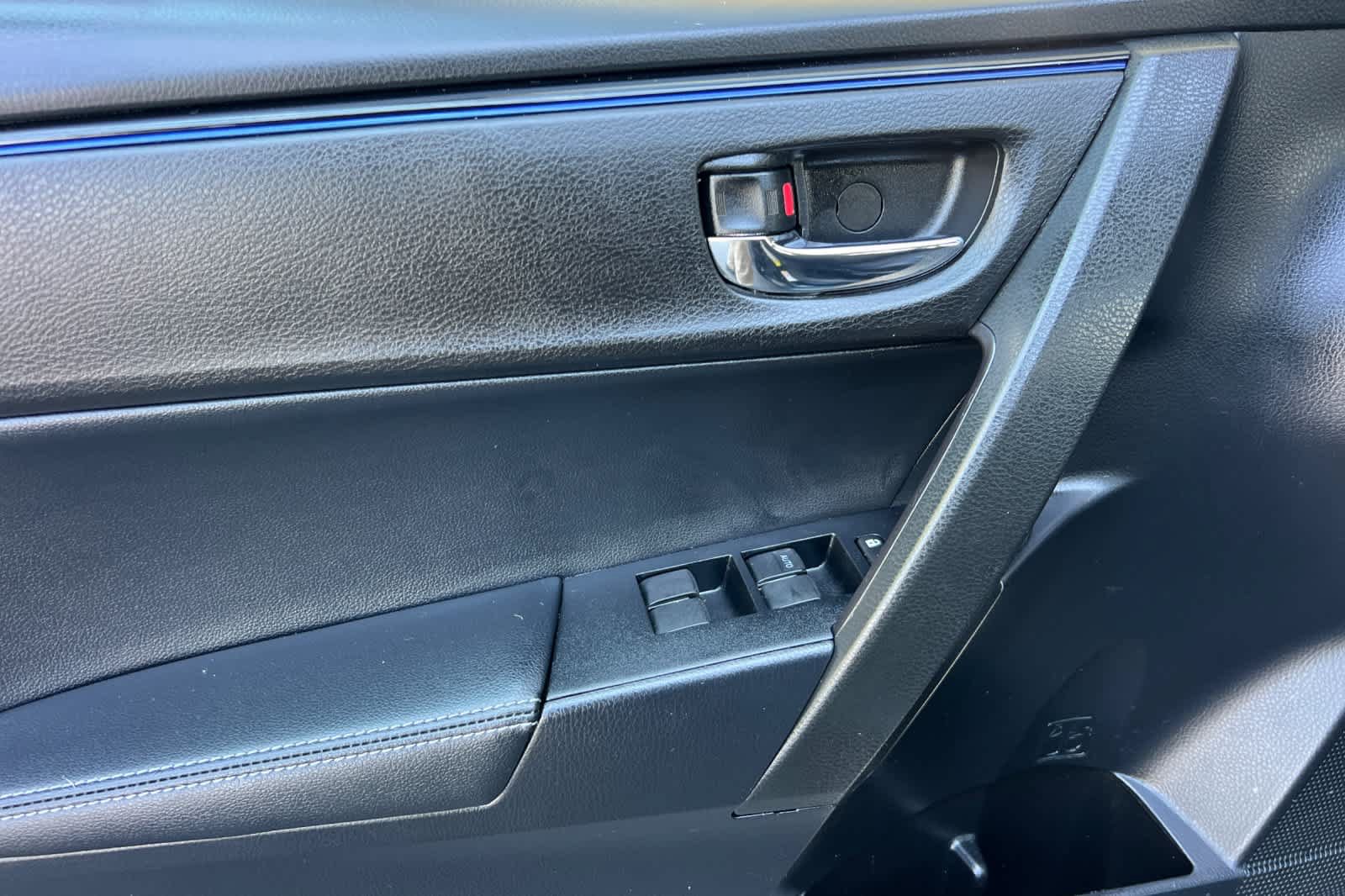 Certified 2018 Toyota Corolla SE w/ Carpet Mat Package (TMS) FWD image 12