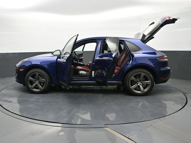 Certified 2025 Porsche Macan image 30