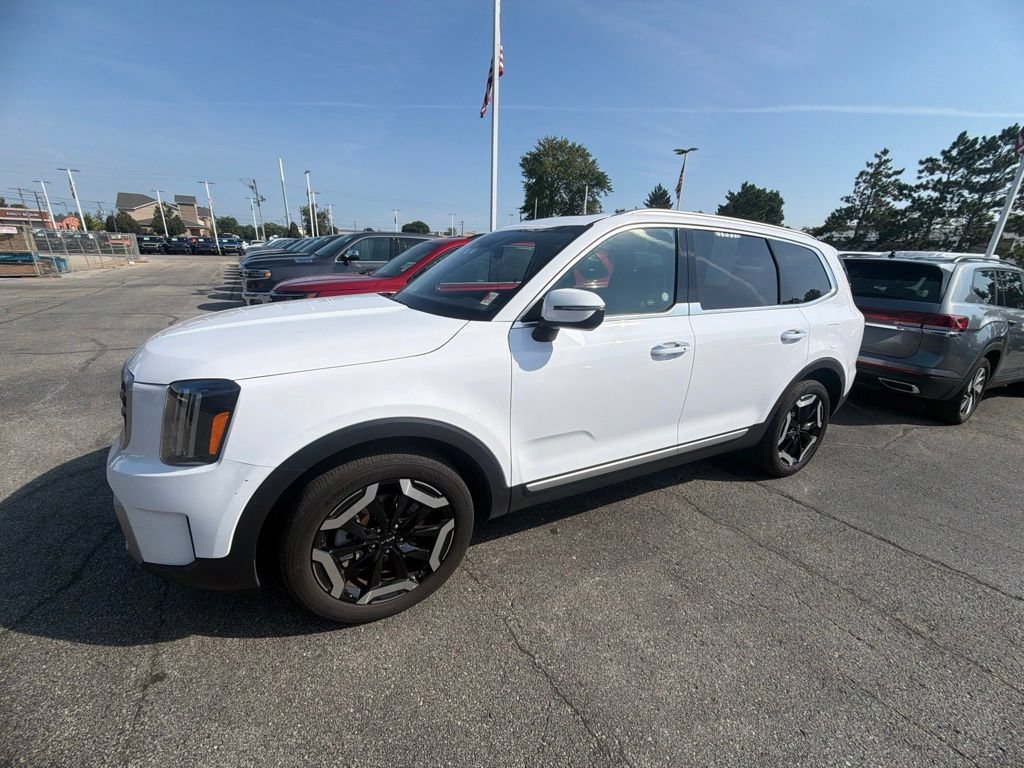 Used 2025 Kia Telluride S FWD image 2