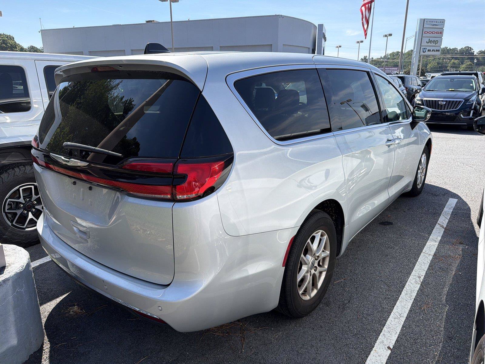 Used 2024 Chrysler Pacifica Touring-L FWD image 4
