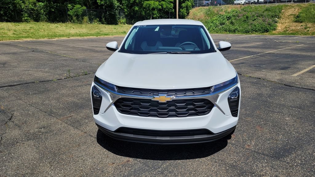 New 2026 Chevrolet Trax LS w/ LS Convenience Package FWD image 3