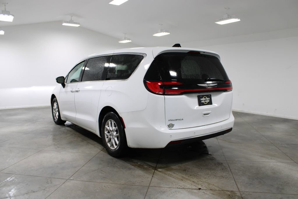 Used 2024 Chrysler Pacifica Touring-L image 7