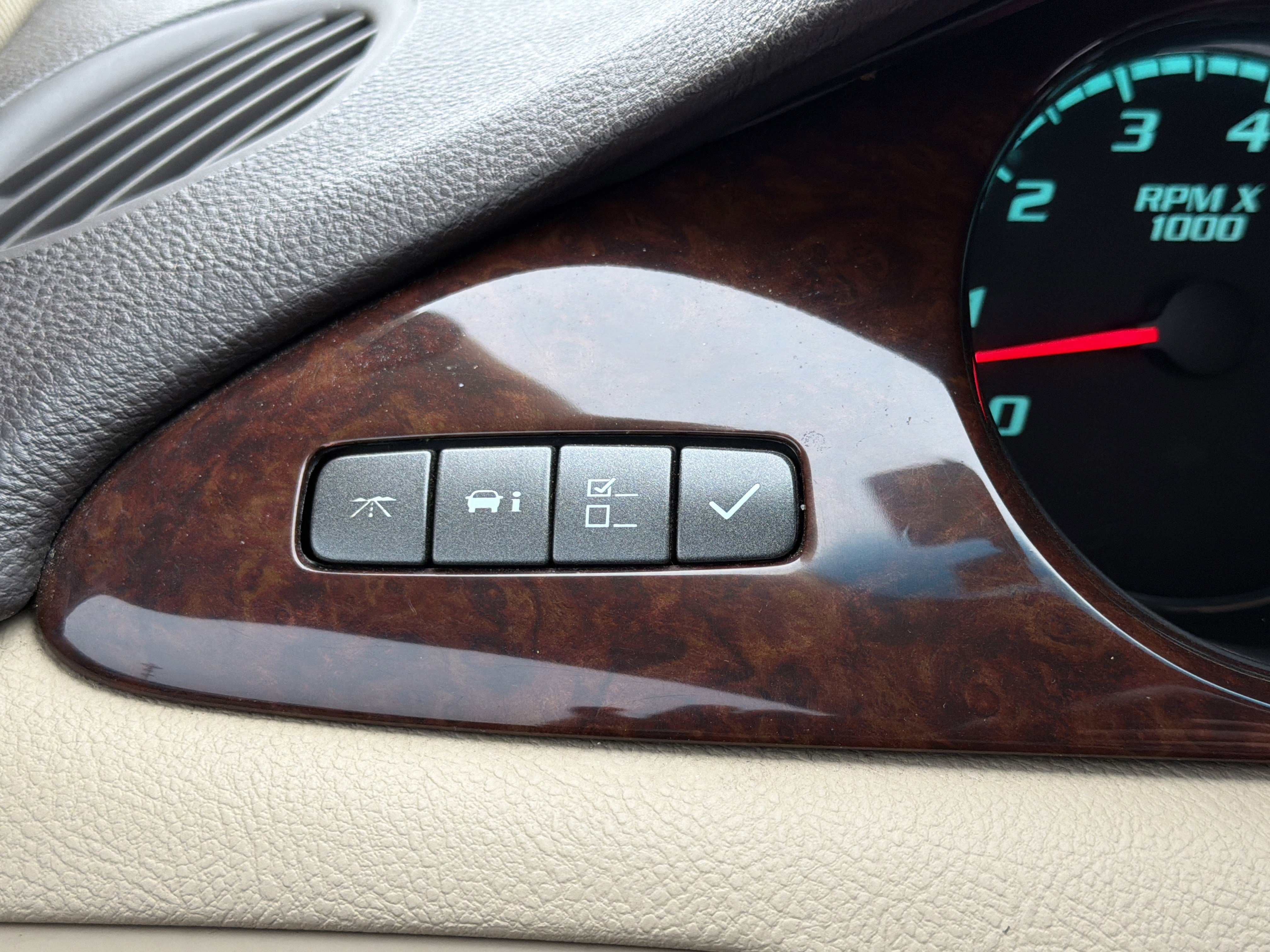 Used 2011 Buick Lucerne CXL FWD image 34