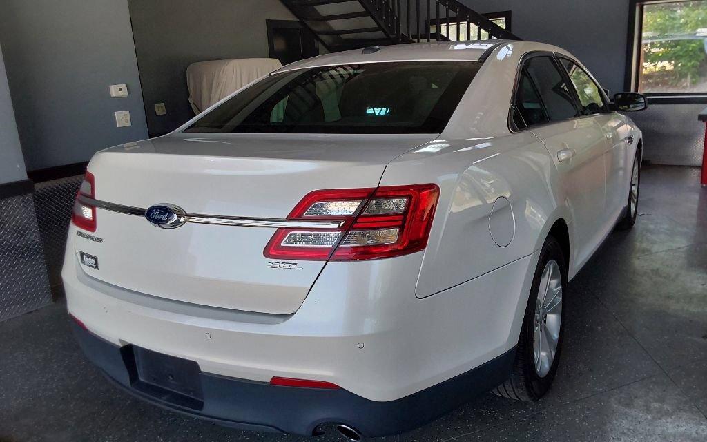 Used 2014 Ford Taurus SEL w/ Equipment Group 201A FWD image 10