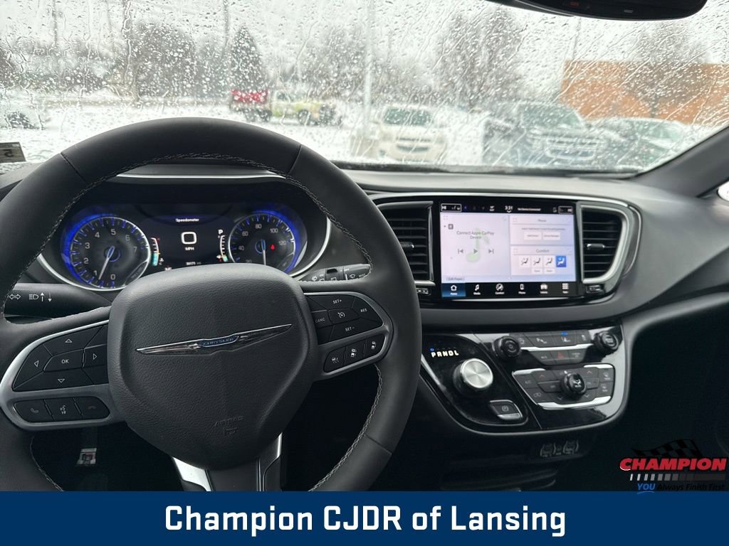 Used 2025 Chrysler Pacifica Select image 17