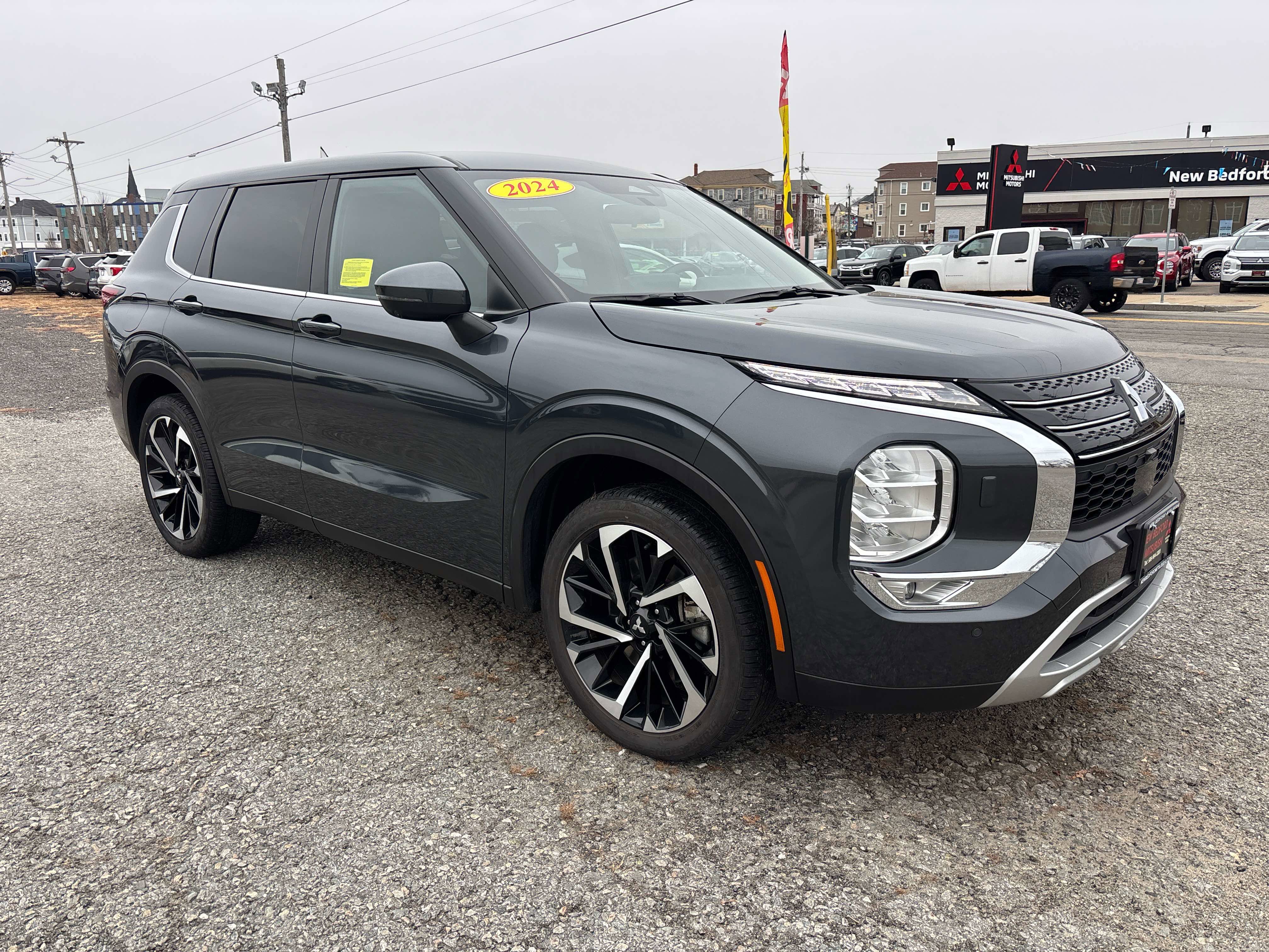 Used 2024 Mitsubishi Outlander SE image 3